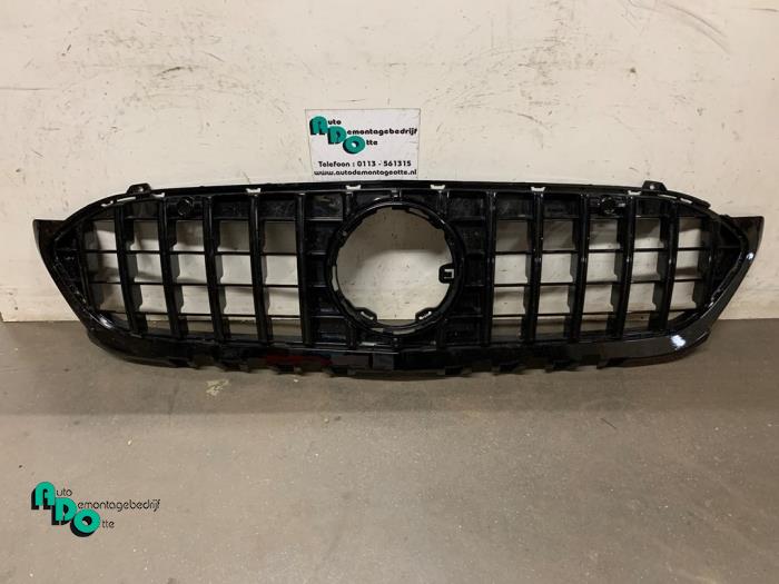 Grille from a Mercedes-Benz A (177.0) 1.3 A-160 Turbo 16V 2018