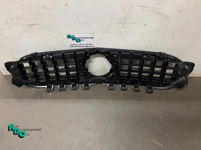 Grille from a Mercedes-Benz A (177.0) 1.3 A-160 Turbo 16V 2018