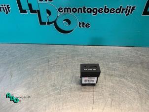 Begagnade AUX/USB-anslutning Hyundai i10 (F5) 1.2i 16V Pris € 15,00 Marginaltabell erbjuds av Autodemontagebedrijf Otte