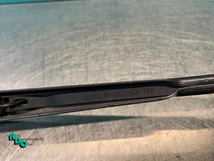 Front wiper arm from a Nissan Almera (N16) 1.8 16V 2003