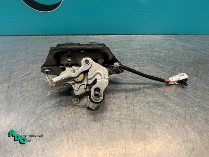 Tailgate lock mechanism from a Nissan Almera (N16) 1.8 16V 2003