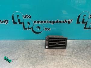 Usagé Grille aération tableau de bord Iveco New Daily I/II 35.10 Prix € 20,00 Règlement à la marge proposé par Autodemontagebedrijf Otte