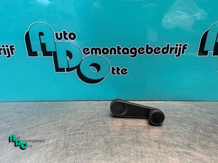 Usados Manivela de ventanilla BMW 1 serie (E87/87N) 118d 16V Precio € 10,00 Norma de margen ofrecido por Autodemontagebedrijf Otte