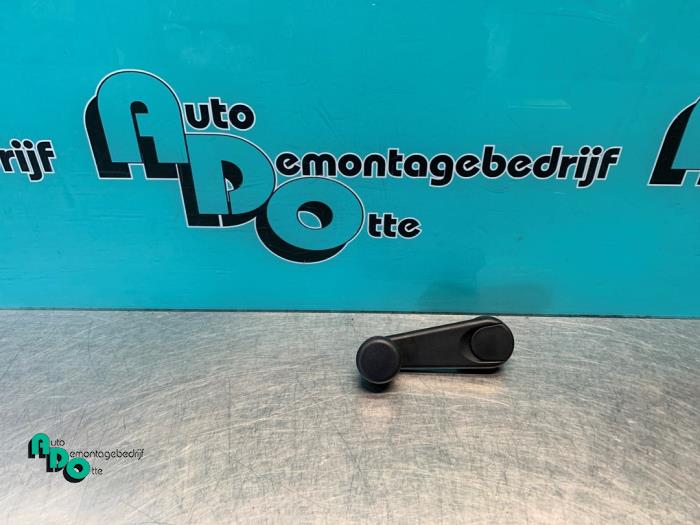 Usados Manivela de ventanilla BMW 1 serie (E87/87N) 118d 16V Precio € 10,00 Norma de margen ofrecido por Autodemontagebedrijf Otte