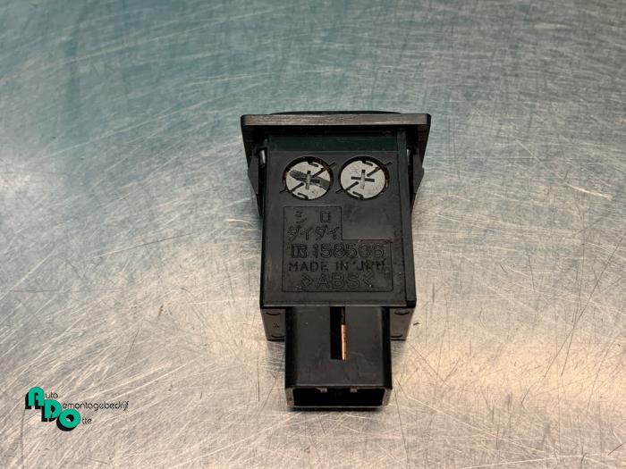 Interruptor de calefactor luneta de un Toyota Starlet (EP9) 1.3,XLi,GLi 16V 1997