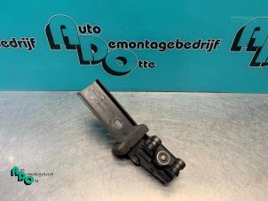 Usagé Roulette porte coulissante droite Opel Vivaro 1.9 DTI 16V Prix € 20,00 Règlement à la marge proposé par Autodemontagebedrijf Otte
