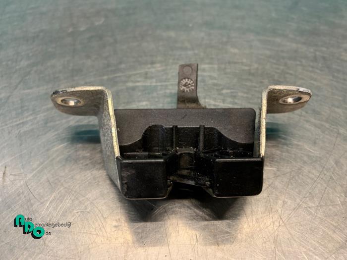 Tailgate lock mechanism from a Toyota Aygo (B10) 1.0 12V VVT-i 2009