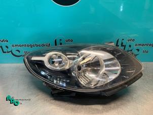Używane Reflektor prawy Renault Twingo II (CN) 1.2 16V Cena € 40,00 Procedura marży oferowane przez Autodemontagebedrijf Otte