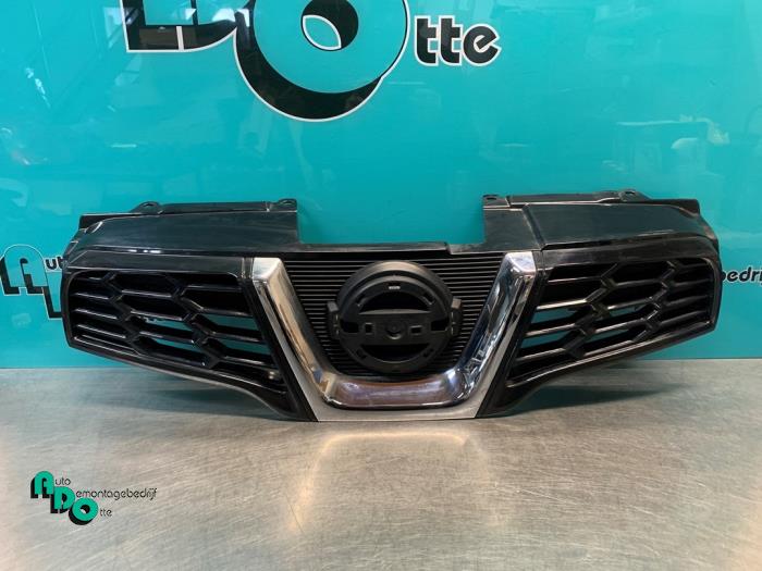 Begagnade Grill Nissan Qashqai (J11) 2.0 16V Pris € 100,00 Marginaltabell erbjuds av Autodemontagebedrijf Otte