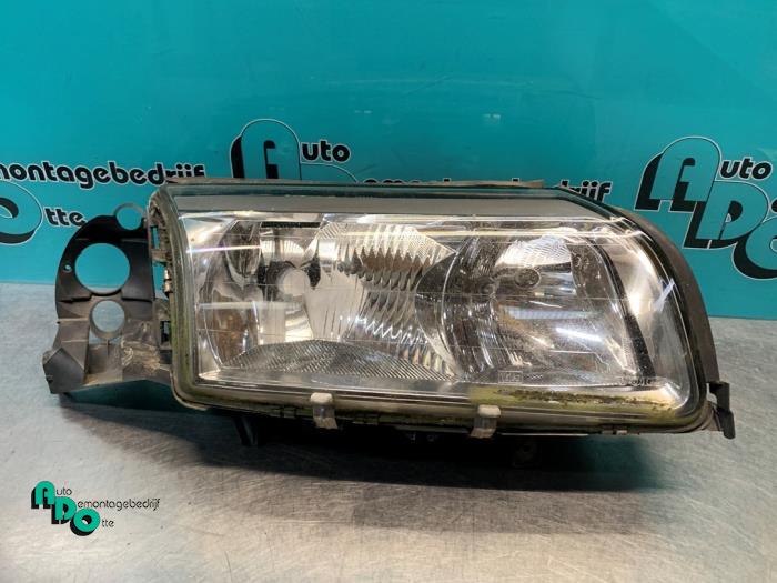 Używane Reflektor prawy Volvo S80 (TR/TS) 2.4 SE 20V 170 Cena € 60,00 Procedura marży oferowane przez Autodemontagebedrijf Otte