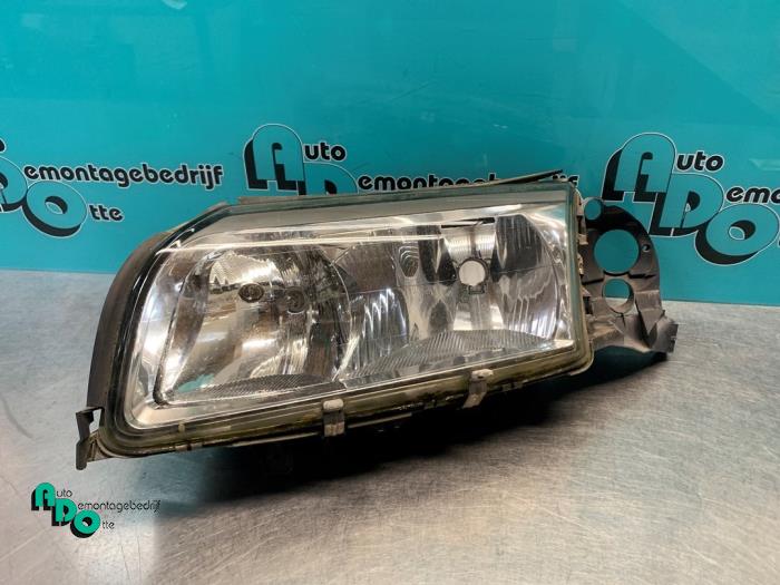 Używane Reflektor lewy Volvo S80 (TR/TS) 2.4 SE 20V 170 Cena € 60,00 Procedura marży oferowane przez Autodemontagebedrijf Otte
