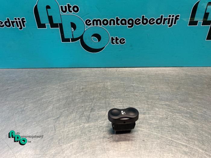 Usados Interruptor de ventanilla eléctrica Dacia Sandero I (BS) 1.6 Precio € 10,00 Norma de margen ofrecido por Autodemontagebedrijf Otte