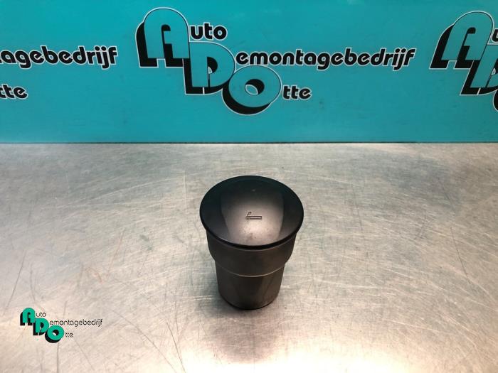 Begagnade Askkopp, fram Hyundai i20 1.2i 16V Pris € 15,00 Marginaltabell erbjuds av Autodemontagebedrijf Otte