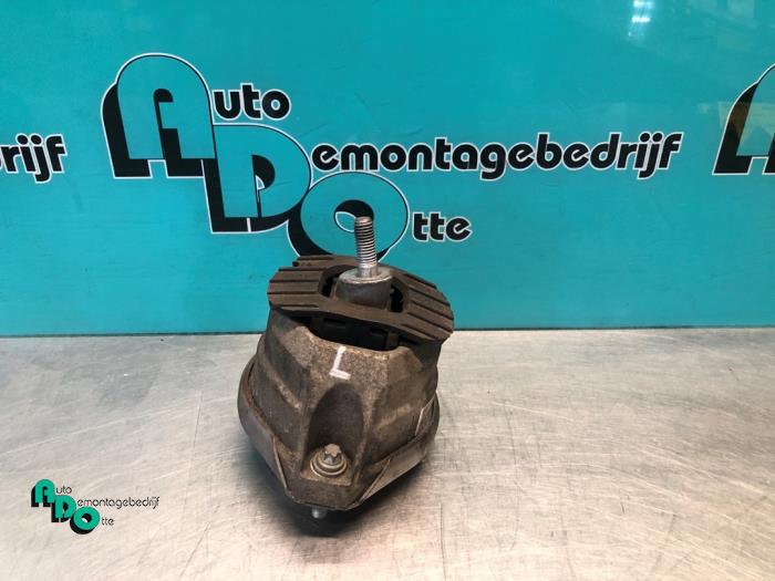 Usagé Support moteur BMW 5 serie (E60) 525i 24V Prix € 30,00 Règlement à la marge proposé par Autodemontagebedrijf Otte