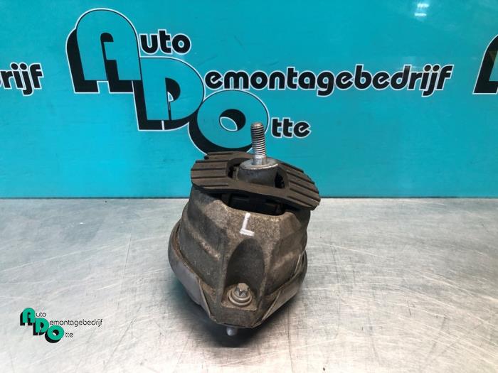 Usagé Support moteur BMW 5 serie (E60) 525i 24V Prix € 30,00 Règlement à la marge proposé par Autodemontagebedrijf Otte