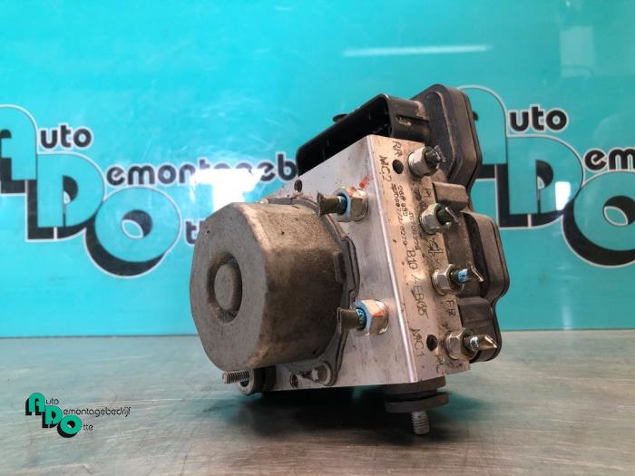 Begagnade ABS-pump Mitsubishi Space Star (A0) 1.0 12V Pris € 60,00 Marginaltabell erbjuds av Autodemontagebedrijf Otte