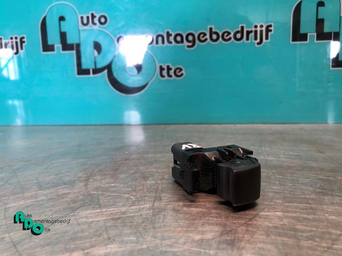 Usados Interruptor de ventanilla eléctrica Mitsubishi Space Star (A0) 1.0 12V Precio € 10,00 Norma de margen ofrecido por Autodemontagebedrijf Otte
