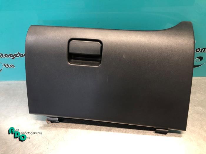 Begagnade Handskfack Mitsubishi Space Star (A0) 1.0 12V Pris € 25,00 Marginaltabell erbjuds av Autodemontagebedrijf Otte