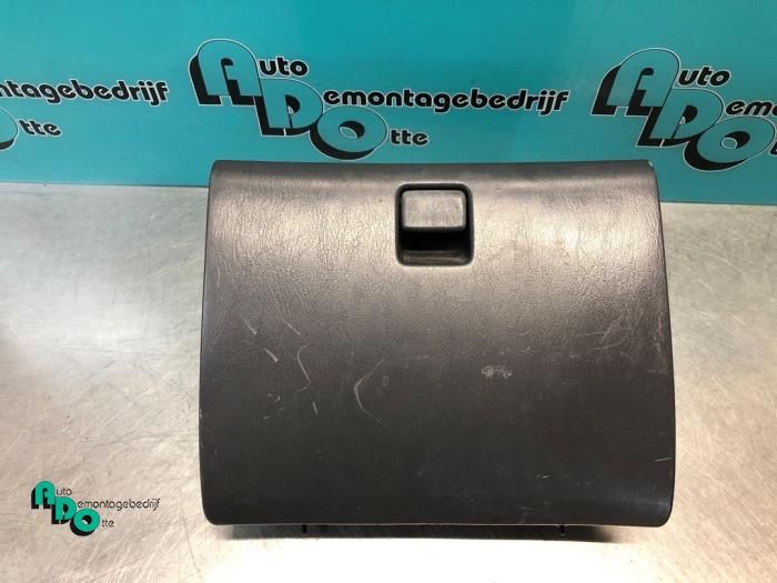 Begagnade Handskfack Toyota Starlet (EP8/NP8) 1.3 Friend,XLi 12V Pris € 25,00 Marginaltabell erbjuds av Autodemontagebedrijf Otte