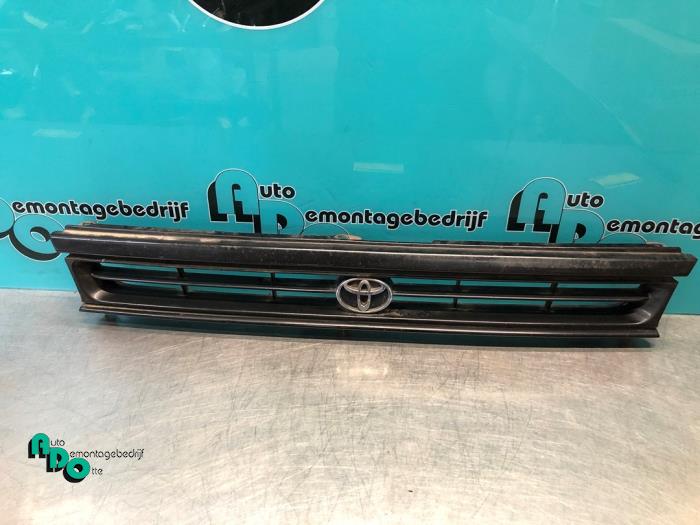 Używane Grill Toyota Starlet (EP8/NP8) 1.3 Friend,XLi 12V Cena € 20,00 Procedura marży oferowane przez Autodemontagebedrijf Otte
