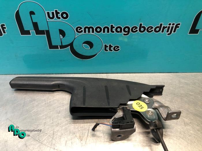 Używane Dzwignia hamulca postojowego Volkswagen Up! (121) 1.0 12V 60 Cena € 20,00 Procedura marży oferowane przez Autodemontagebedrijf Otte