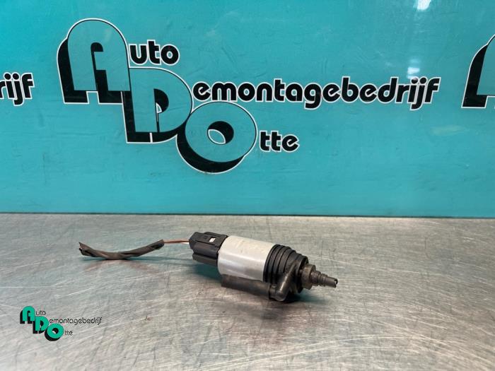 Używane Pompa spryskiwacza przód BMW 5 serie (E60) 525i 24V Cena € 10,00 Procedura marży oferowane przez Autodemontagebedrijf Otte