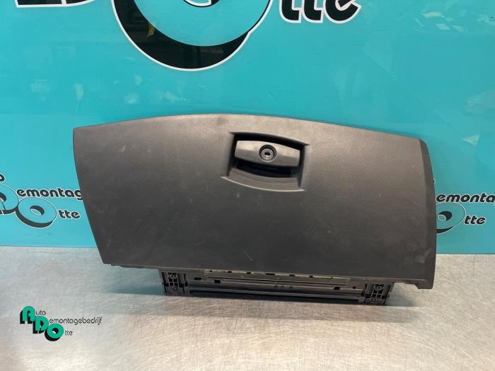 Begagnade Handskfack BMW 5 serie (E60) 525i 24V Pris € 30,00 Marginaltabell erbjuds av Autodemontagebedrijf Otte