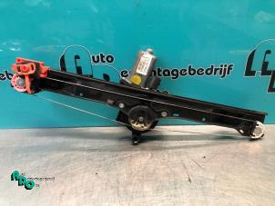 Używane Mechanizm szyby prawej przedniej wersja 4-drzwiowa Fiat Grande Punto (199) 1.2 Cena € 30,00 Procedura marży oferowane przez Autodemontagebedrijf Otte