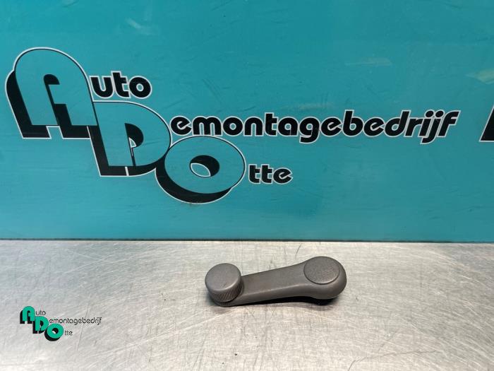 Usados Manivela de ventanilla Hyundai Getz 1.1i 12V Precio € 15,00 Norma de margen ofrecido por Autodemontagebedrijf Otte