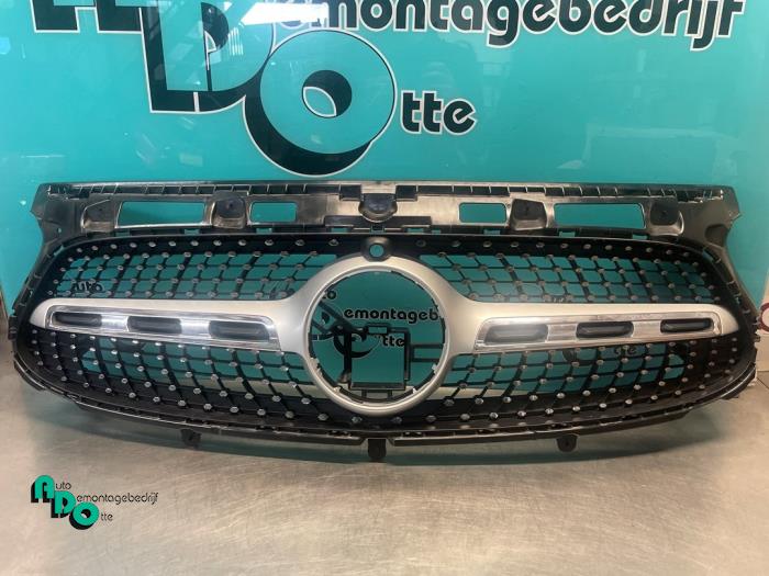 Używane Grill Mercedes GLA (H247) 1.3 200 Turbo 16V Cena € 200,00 Procedura marży oferowane przez Autodemontagebedrijf Otte