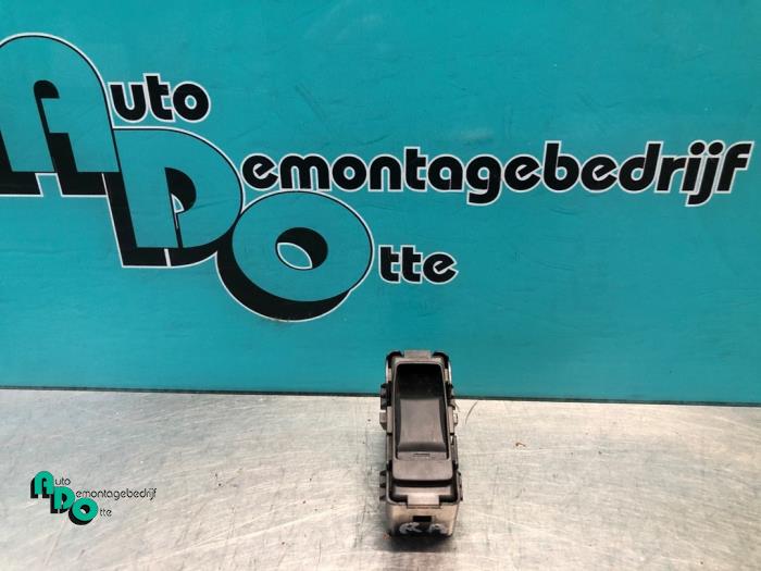 Usados Interruptor de ventanilla eléctrica Dodge Caliber 2.0 16V Precio € 10,00 Norma de margen ofrecido por Autodemontagebedrijf Otte
