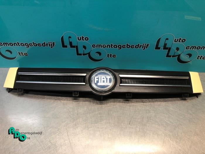 Używane Grill Fiat Panda (169) 1.2 Fire Cena € 20,00 Procedura marży oferowane przez Autodemontagebedrijf Otte