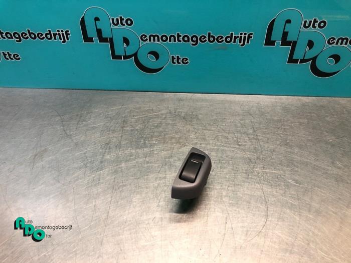Usados Interruptor de ventanilla eléctrica Toyota Aygo (B10) 1.0 12V VVT-i Precio € 10,00 Norma de margen ofrecido por Autodemontagebedrijf Otte