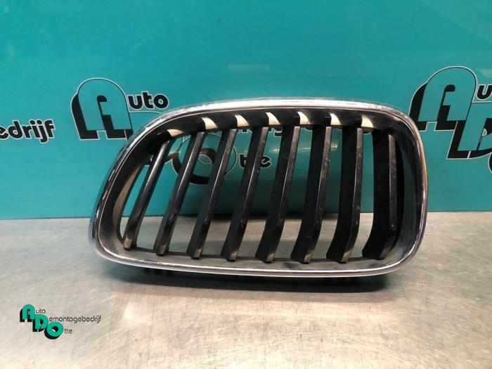 Begagnade Grill BMW 2 serie (F22) 218i 1.5 TwinPower Turbo 12V Pris € 20,00 Marginaltabell erbjuds av Autodemontagebedrijf Otte