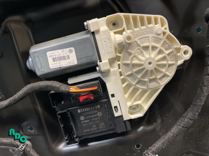Fönstermekanism, 4-dörrars, vänster fram från en Volkswagen Passat Variant (3C5) 3.2 FSI V6 32V 2006