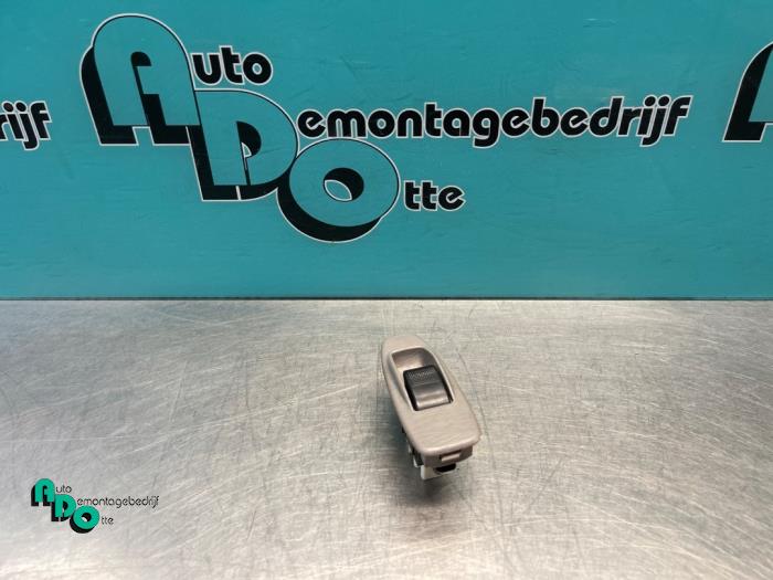 Usados Interruptor de ventanilla eléctrica Mazda Premacy 1.8 16V Precio € 15,00 Norma de margen ofrecido por Autodemontagebedrijf Otte
