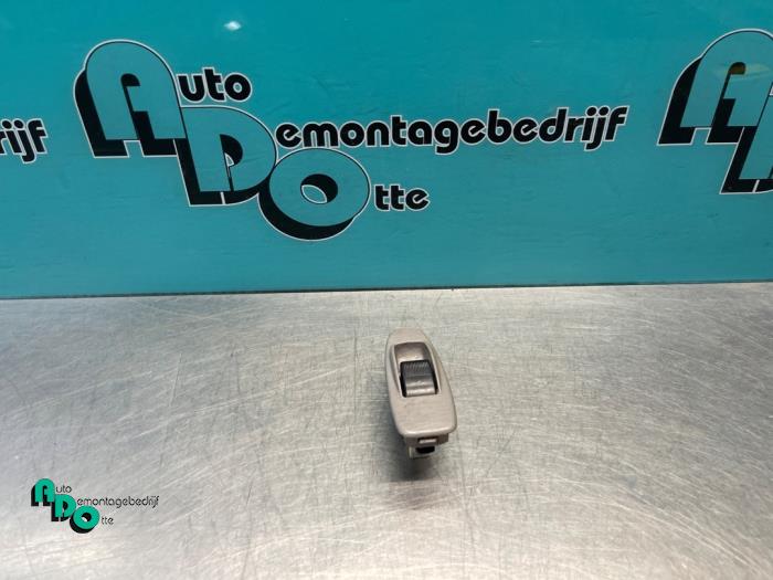 Usados Interruptor de ventanilla eléctrica Mazda Premacy 1.8 16V Precio € 15,00 Norma de margen ofrecido por Autodemontagebedrijf Otte