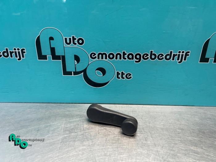 Używane Klamka okienna Volkswagen Caddy III (2KA,2KH,2CA,2CH) 2.0 SDI Cena € 10,00 Procedura marży oferowane przez Autodemontagebedrijf Otte
