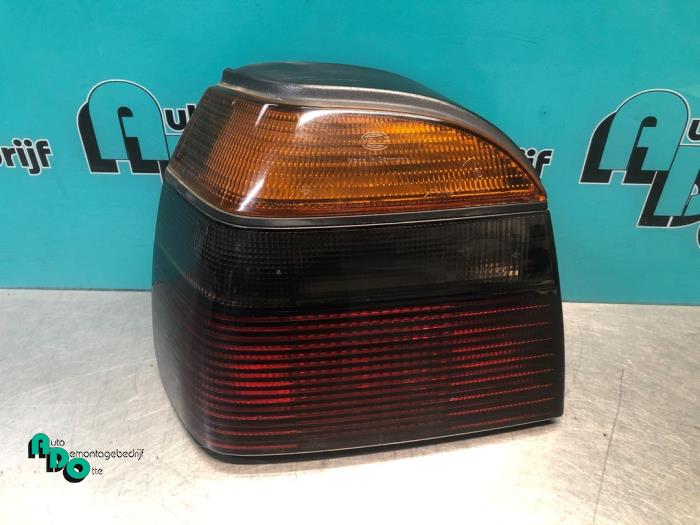 Rücklicht links van een Volkswagen Golf III (1H1) 1.6 i 1995