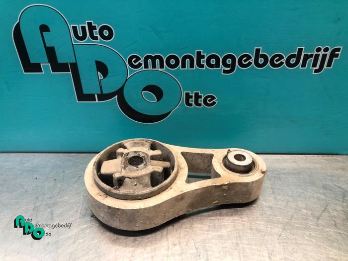 Used Engine mount Opel Vivaro 2.0 CDTI Price € 20,00 Margin scheme offered by Autodemontagebedrijf Otte
