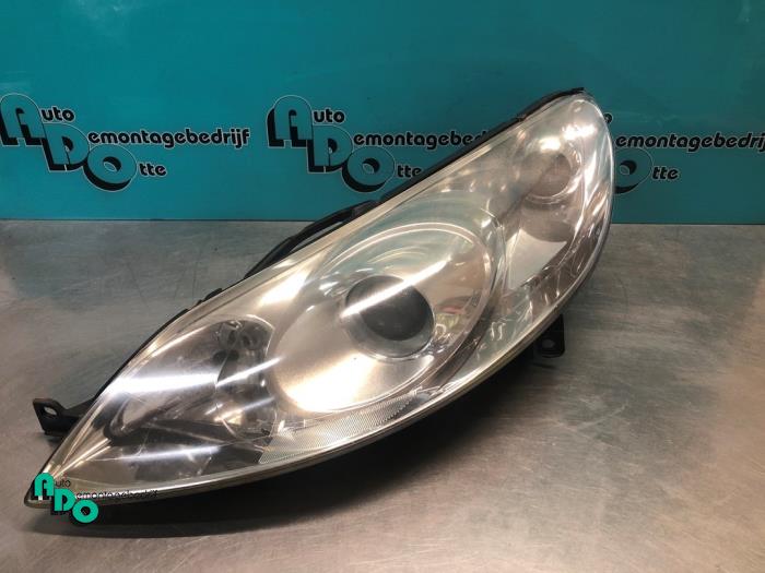 Używane Reflektor lewy Peugeot 407 SW (6E) 2.0 16V Cena € 35,00 Procedura marży oferowane przez Autodemontagebedrijf Otte