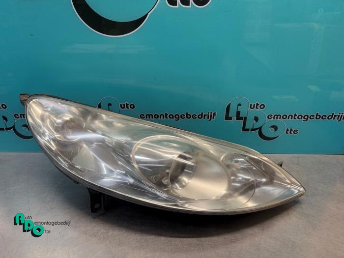 Używane Reflektor prawy Peugeot 407 SW (6E) 2.0 16V Cena € 40,00 Procedura marży oferowane przez Autodemontagebedrijf Otte