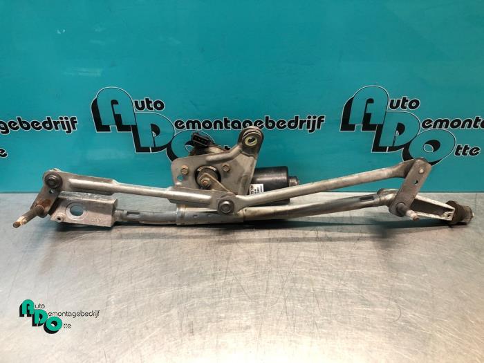 Tringlerie et moteur d'essuie-glace avant