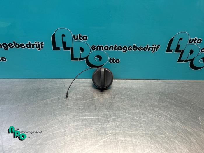 Begagnade Tanklock Opel Karl 1.0 12V Pris € 5,00 Marginaltabell erbjuds av Autodemontagebedrijf Otte