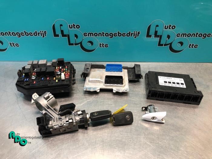 Used Ignition lock + computer Opel Karl 1.0 12V Price € 200,00 Margin scheme offered by Autodemontagebedrijf Otte