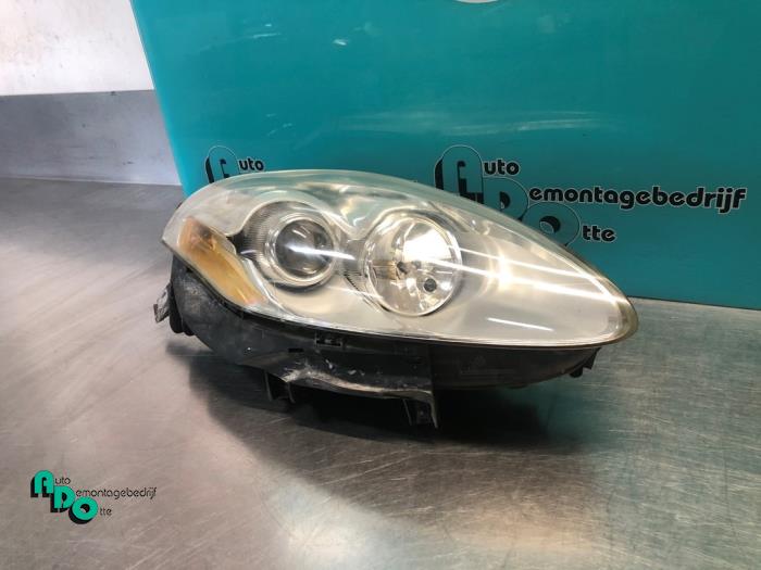 Używane Reflektor prawy Fiat Bravo (198A) 1.6 D Multijet 90 Cena € 45,00 Procedura marży oferowane przez Autodemontagebedrijf Otte