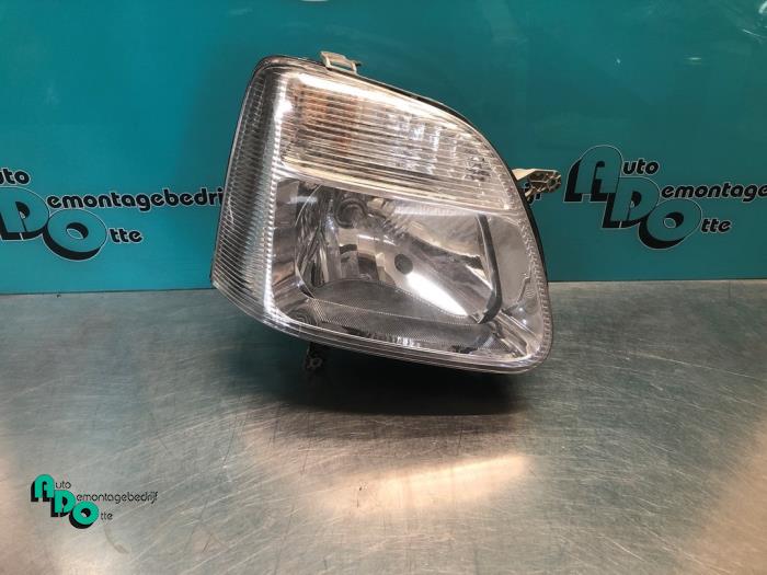 Używane Reflektor prawy Opel Agila (A) 1.2 16V Twin Port Cena € 20,00 Procedura marży oferowane przez Autodemontagebedrijf Otte