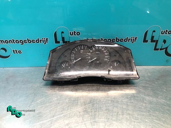 Begagnade Instrumentpanel Opel Meriva (A) 1.4 16V Twinport Pris € 30,00 Marginaltabell erbjuds av Autodemontagebedrijf Otte