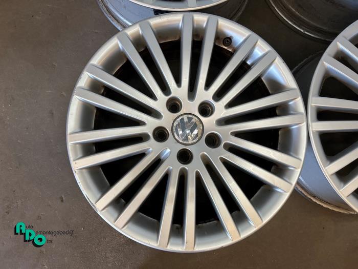 Sporthjulsuppsättning från en Volkswagen Passat Variant (3C5) 3.2 FSI V6 32V 2006