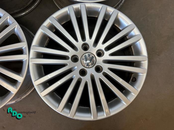 Sporthjulsuppsättning från en Volkswagen Passat Variant (3C5) 3.2 FSI V6 32V 2006